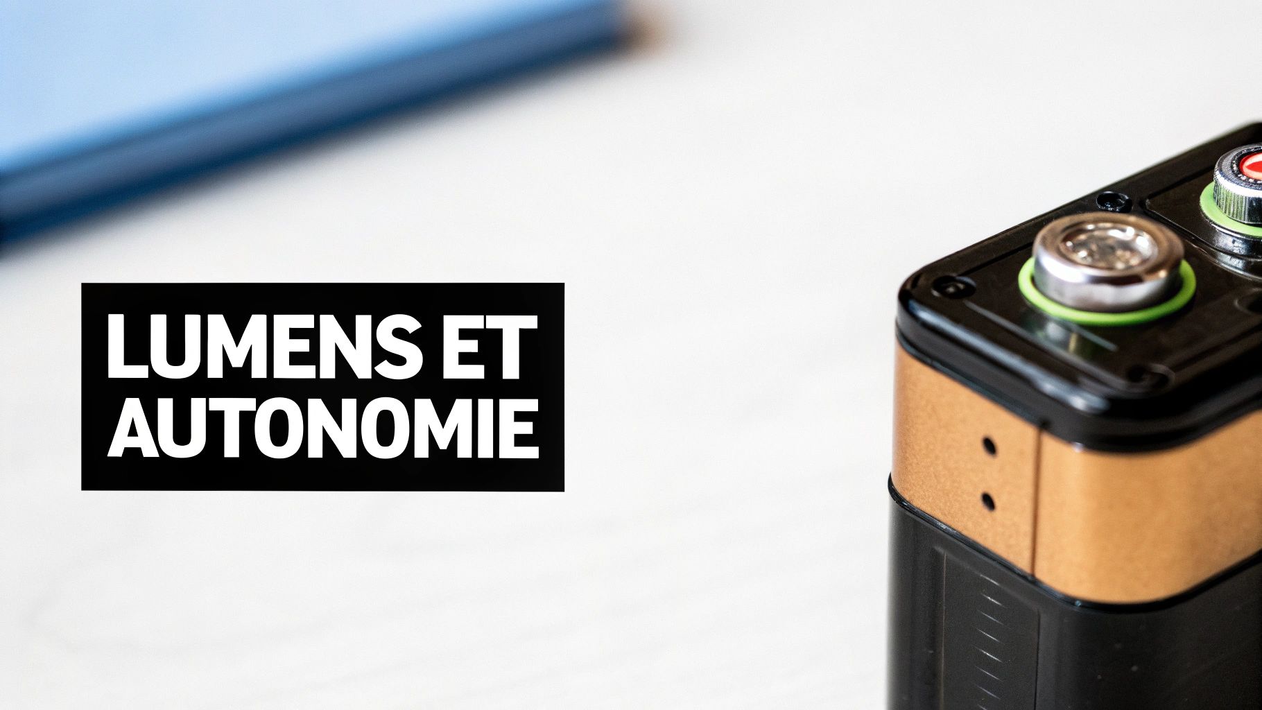 Gros plan sur une batterie ou un appareil électronique, avec le texte 'LUMENS ET AUTONOMIE' en évidence sur fond blanc.
