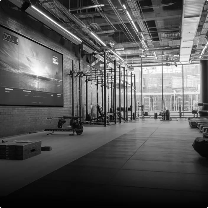 Écran LED professionnel installé dans une salle de sport ou un gymnase