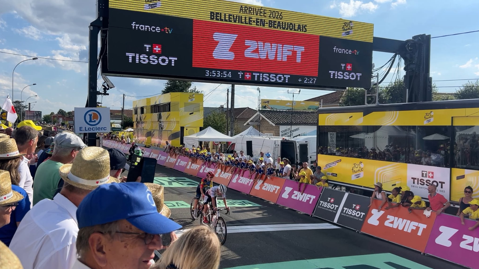 Tour de France Femmes avec Zwift : arrivée de la 5e étape à Belleville en Beaujolais