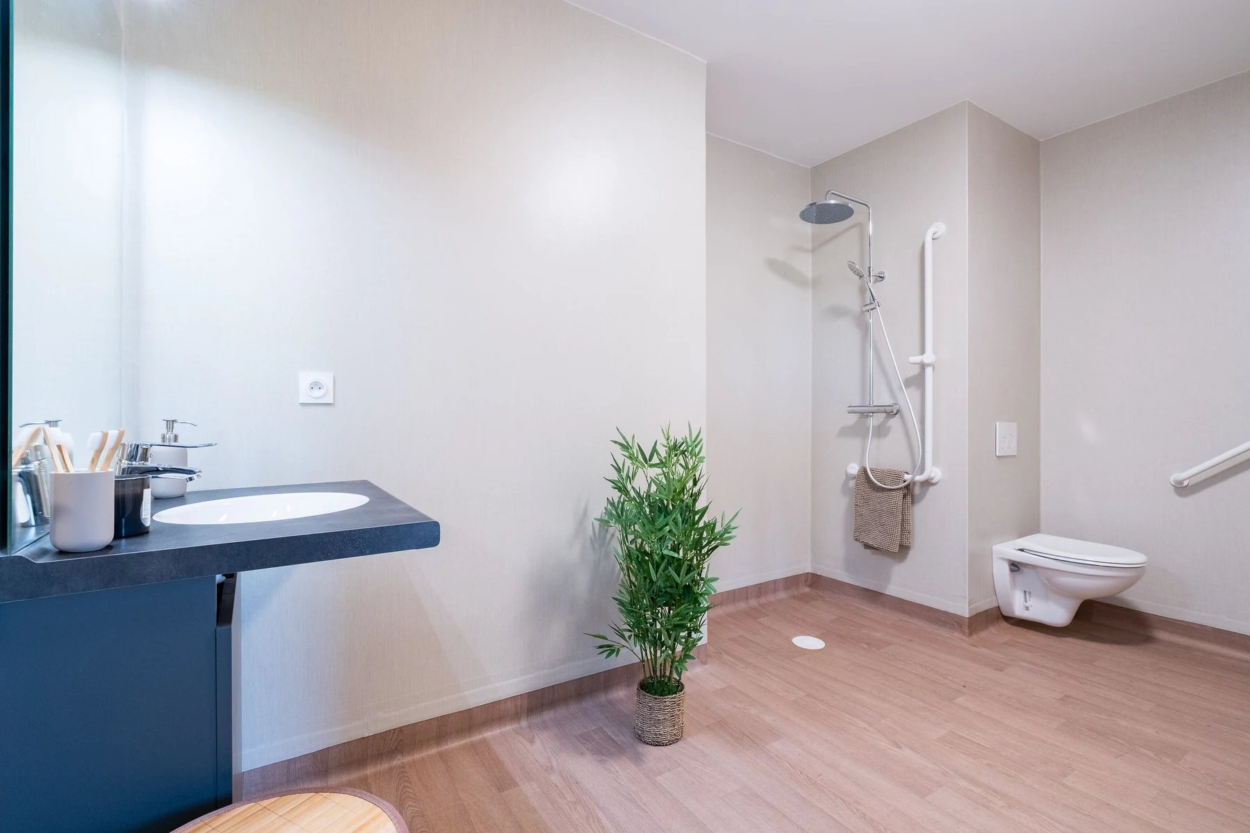 Salle de bain accessible PMR avec douche à l'italienne et barre d'appui – résidence adaptée Toulouse