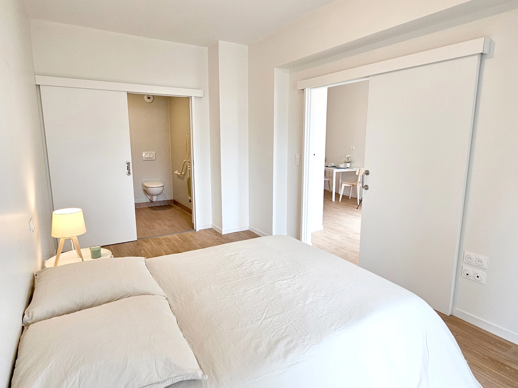 Chambre équipée avec lit douillet - logement décent sénior et pmr bourges