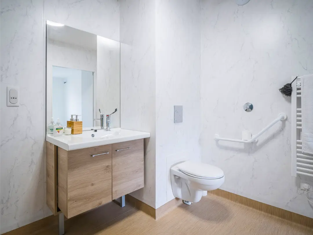 toilettes accessible au personnes handicapés fauteuil roulant
