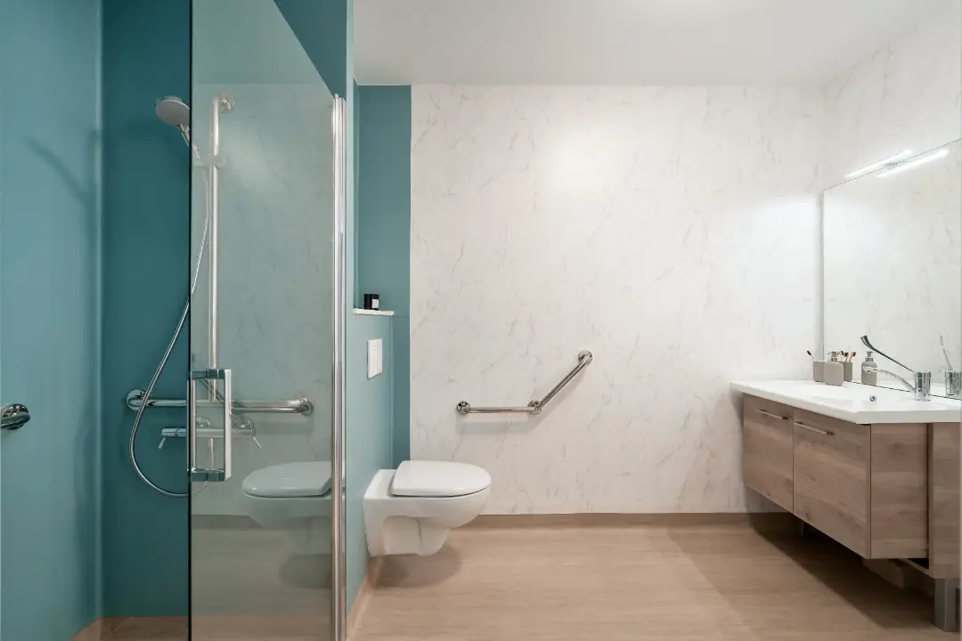 salle de bain et toilettes grand et facile d'accès pour fauteuil