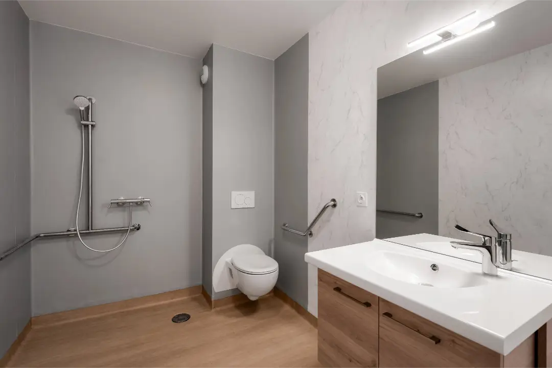salle de bain accessible handicapé et fauteuils roulants draveil