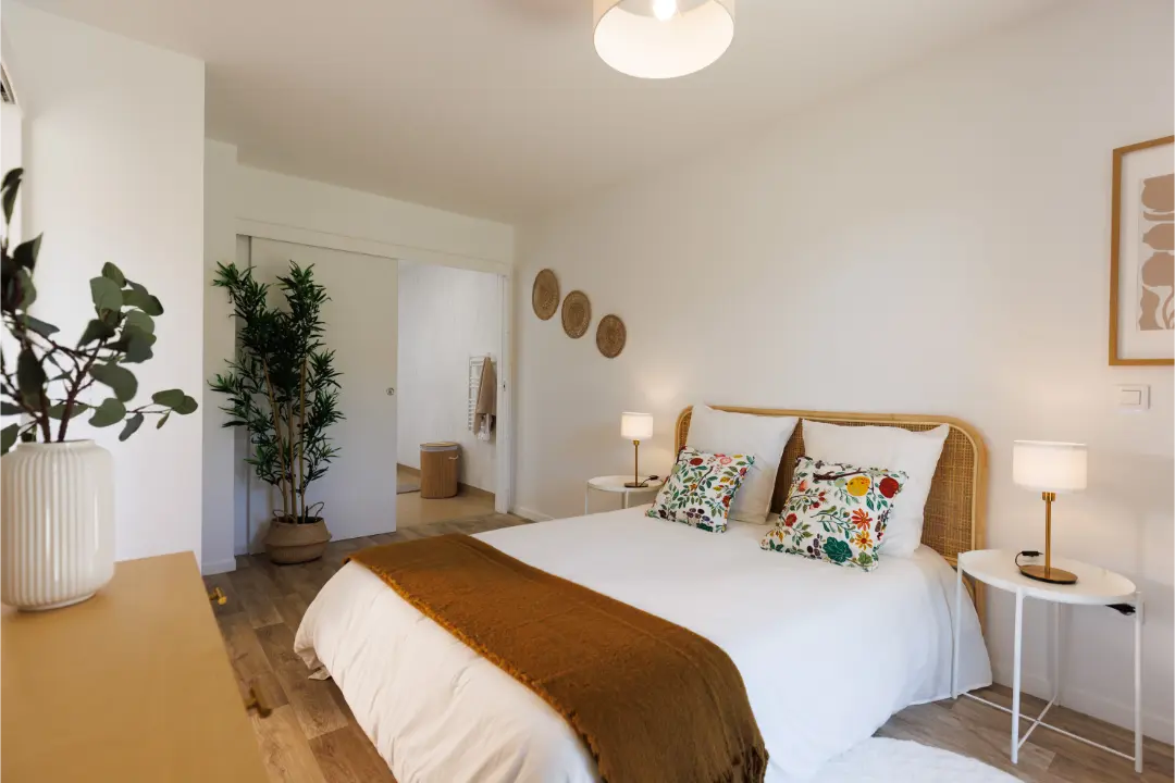 chambre spacieuse et lumineuse avec lit en location mobicap