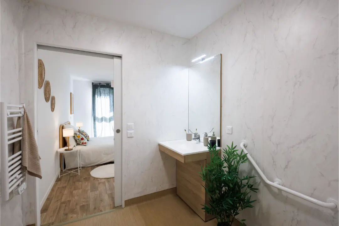 luisant salle de bain avec rampes pour pmr