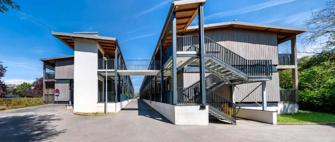 Façade et escalier extérieur d'une résidence Mobicap