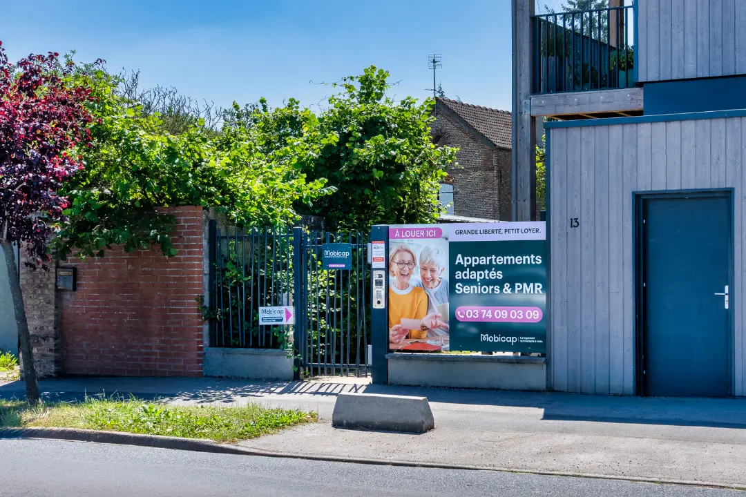 Panneau d'information à l'entrée d'une résidence Mobicap