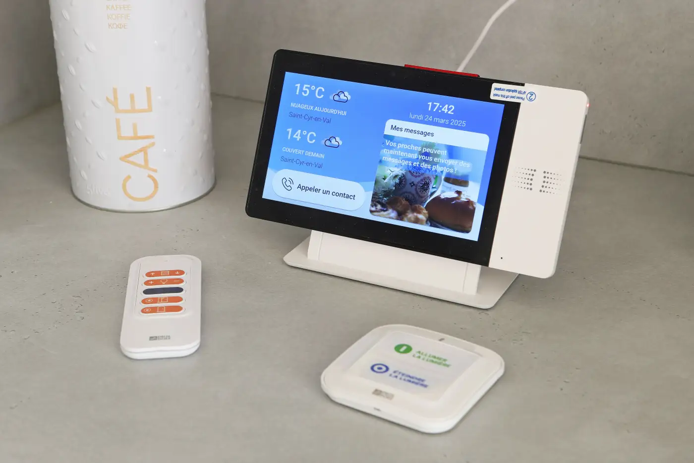 Tablette de domotique et boîtier de téléassistance fournis dans chaque appartement Mobicap