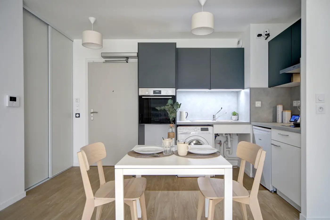 Cuisine équipée de l'appartement Mobicap à Saran avec four, plaques et coin repas