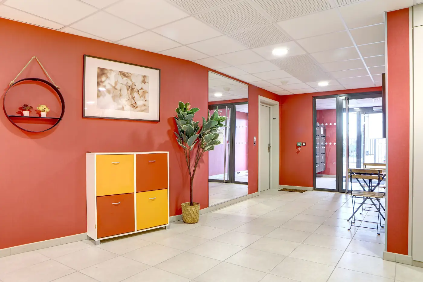 Hall d'entrée de la résidence Mobicap à Saran avec boîtes aux lettres et espace d'accueil