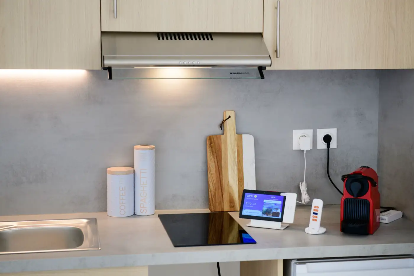 Plan de travail et plaque de cuisson d'un appartement Mobicap à Saint-Étienne
