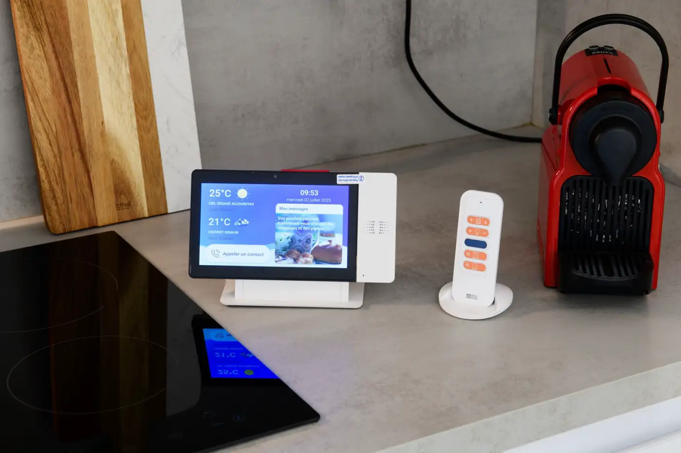 Tablette de domotique et téléassistance dans un appartement Mobicap à Saint-Étienne
