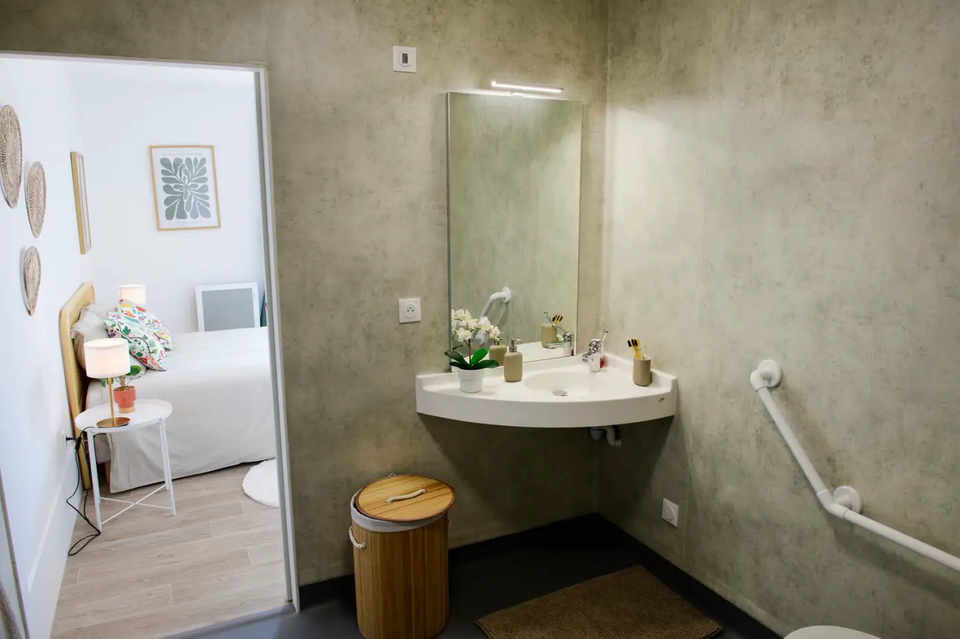 Salle d'eau accessible d'un appartement Mobicap à Saint-Étienne
