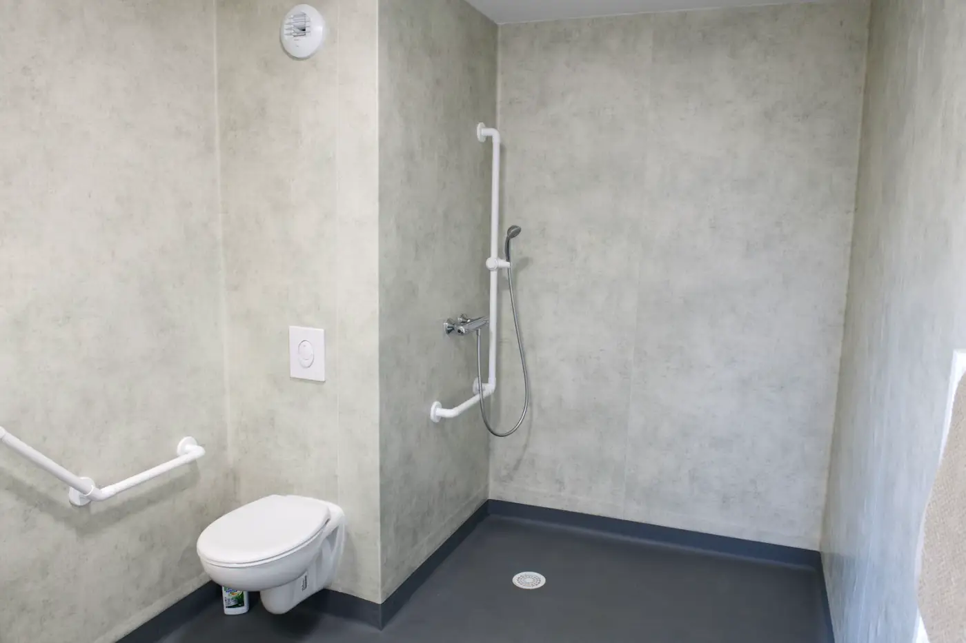 Douche sans seuil et WC accessible d'un appartement Mobicap à Saint-Étienne