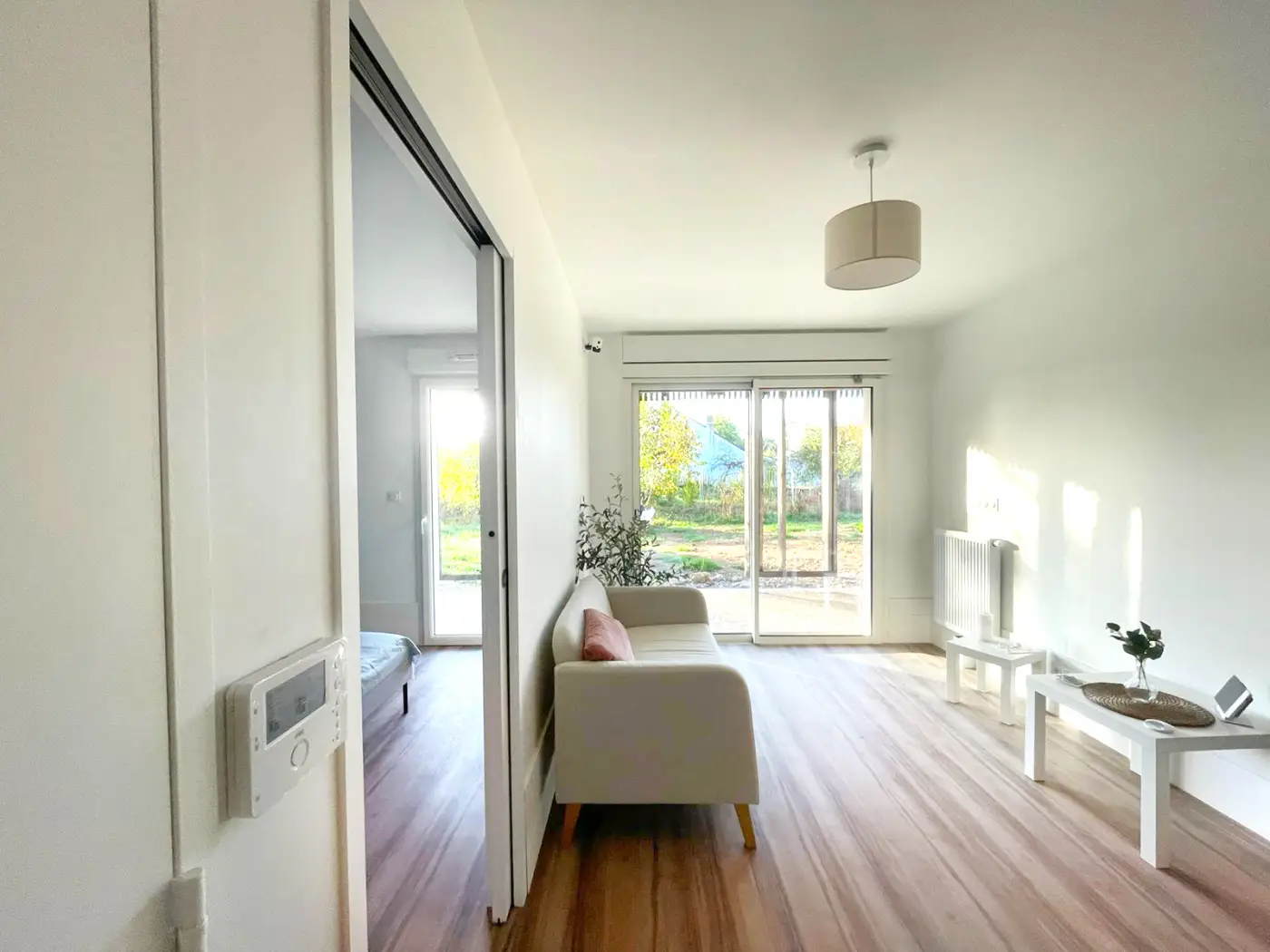 Séjour lumineux d'un appartement Mobicap à Blois ouvert sur le balcon