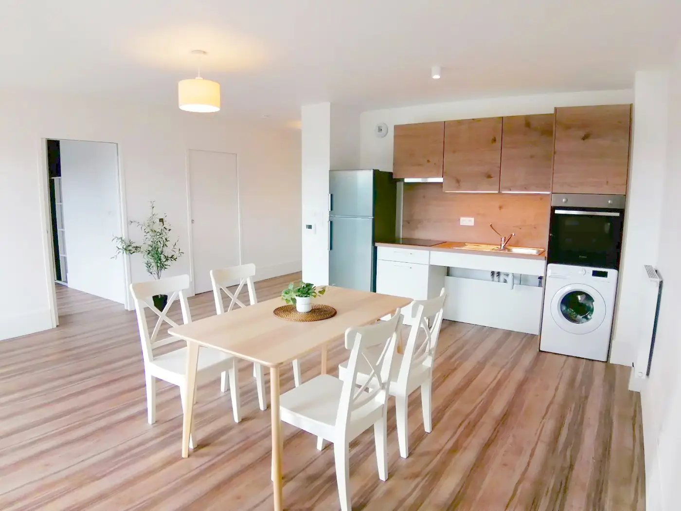 Séjour et cuisine ouverte d'un appartement Mobicap à Blois