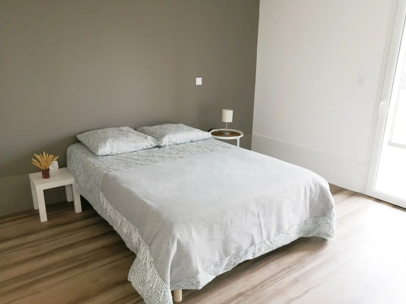 Chambre avec lit double d'un appartement Mobicap à Blois