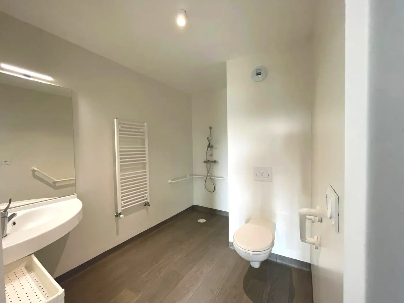 Salle d'eau d'un appartement Mobicap à Blois avec douche accessible