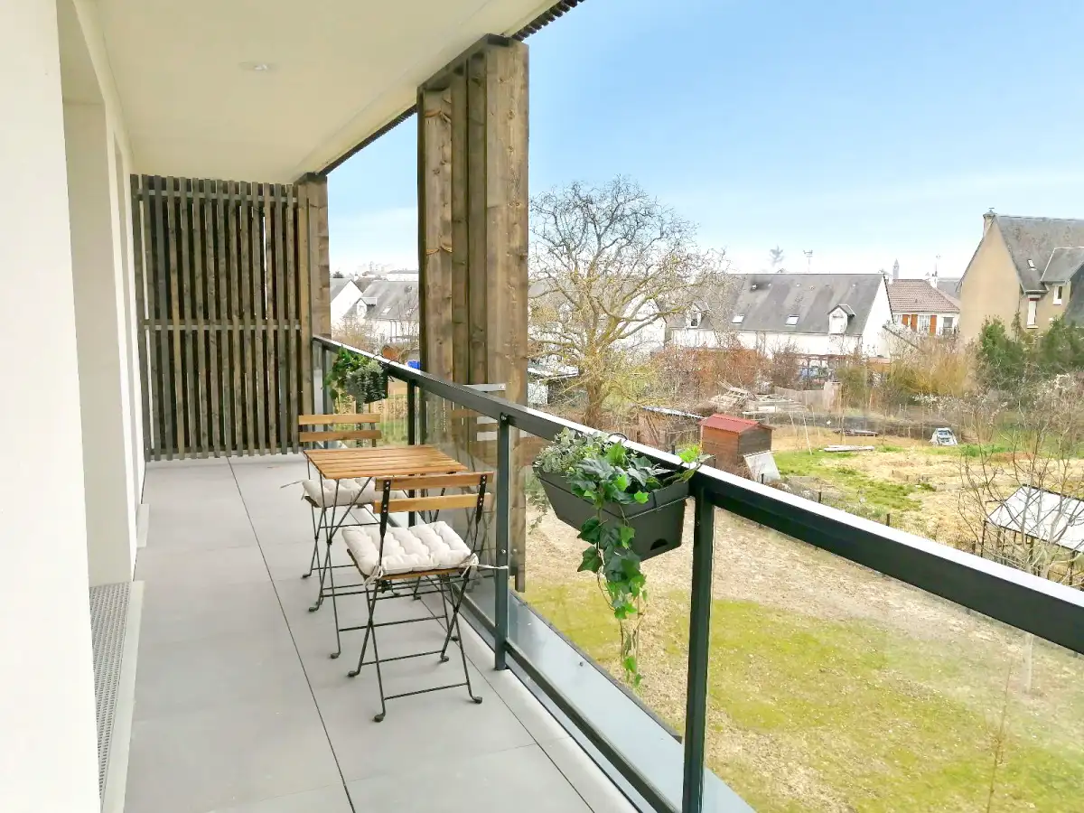 Balcon d'un appartement Mobicap à Blois avec table et vue dégagée