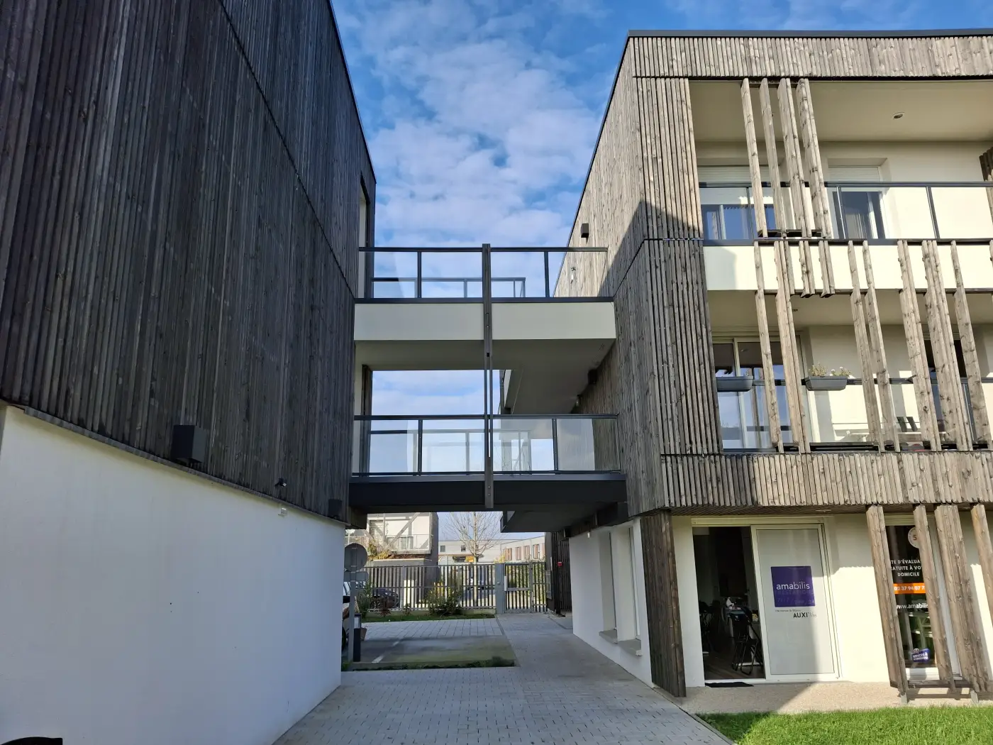 Façade en bois de la résidence Mobicap à Blois avec ses coursives et ses balcons