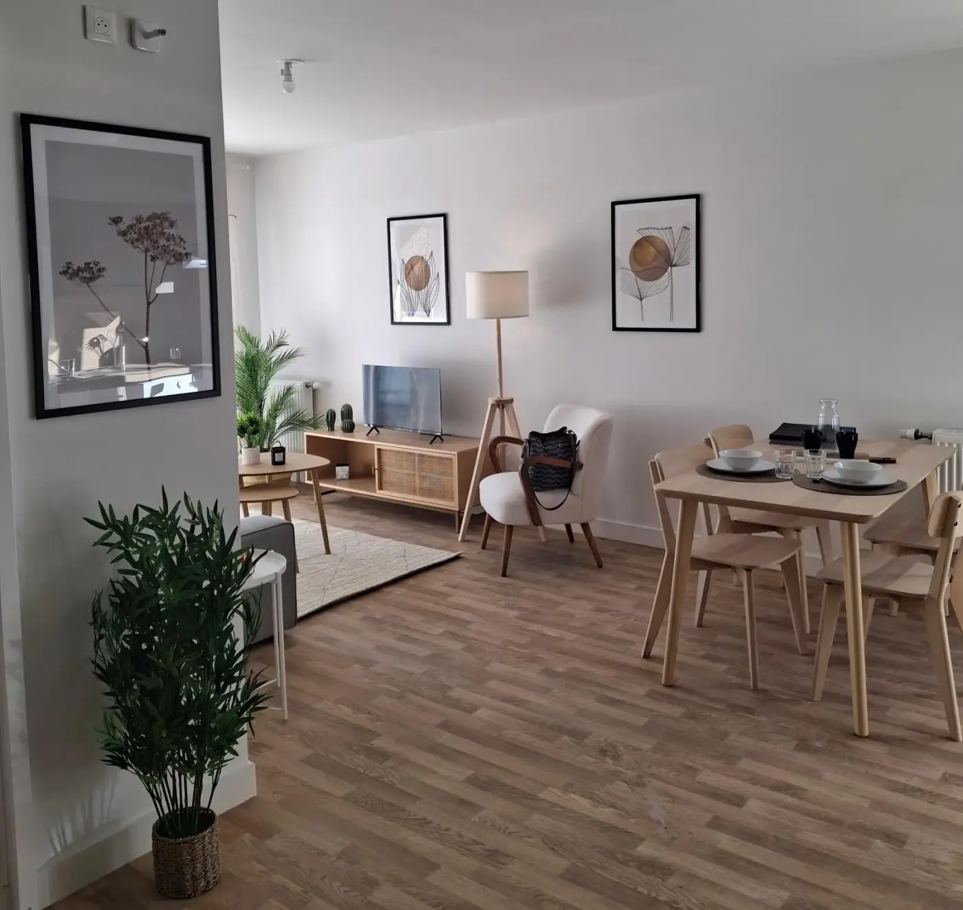 Séjour et coin repas d'un appartement Mobicap à Dijon