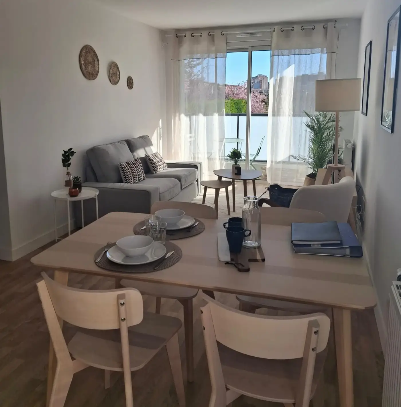 Séjour d'un appartement Mobicap à Dijon avec table dressée et canapé