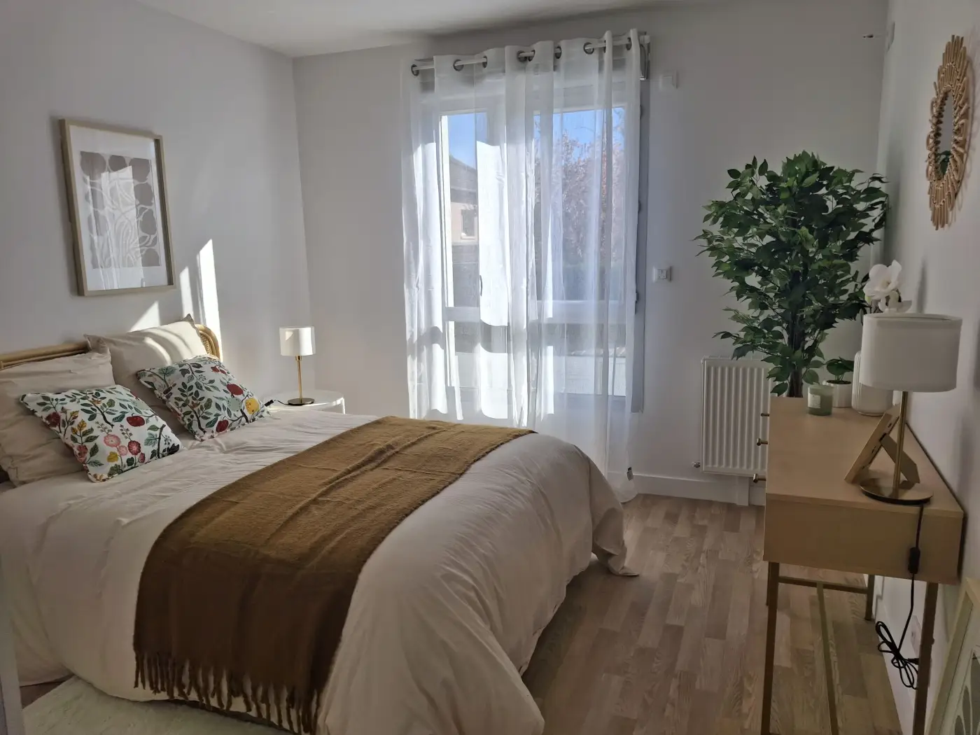 Chambre d'un appartement Mobicap à Dijon avec coin bureau