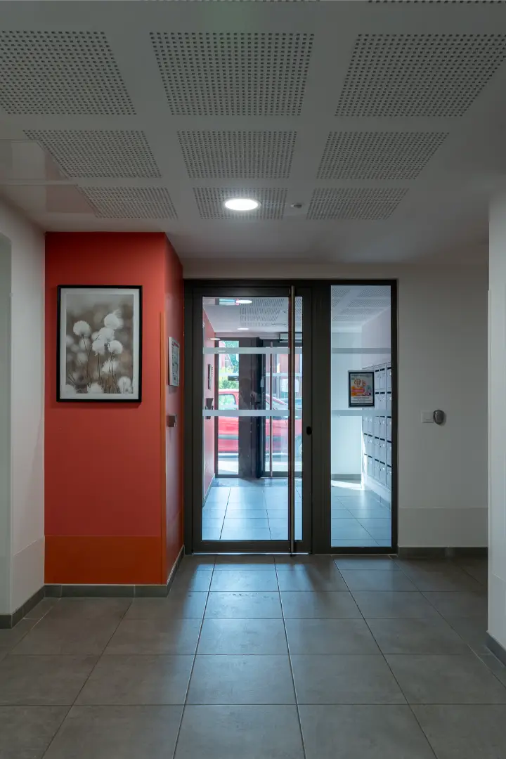 Entrée sécurisée par digicode de la résidence Mobicap à Roubaix