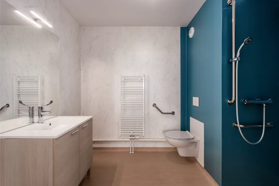 Salle d'eau accessible d'un appartement Mobicap à Roubaix