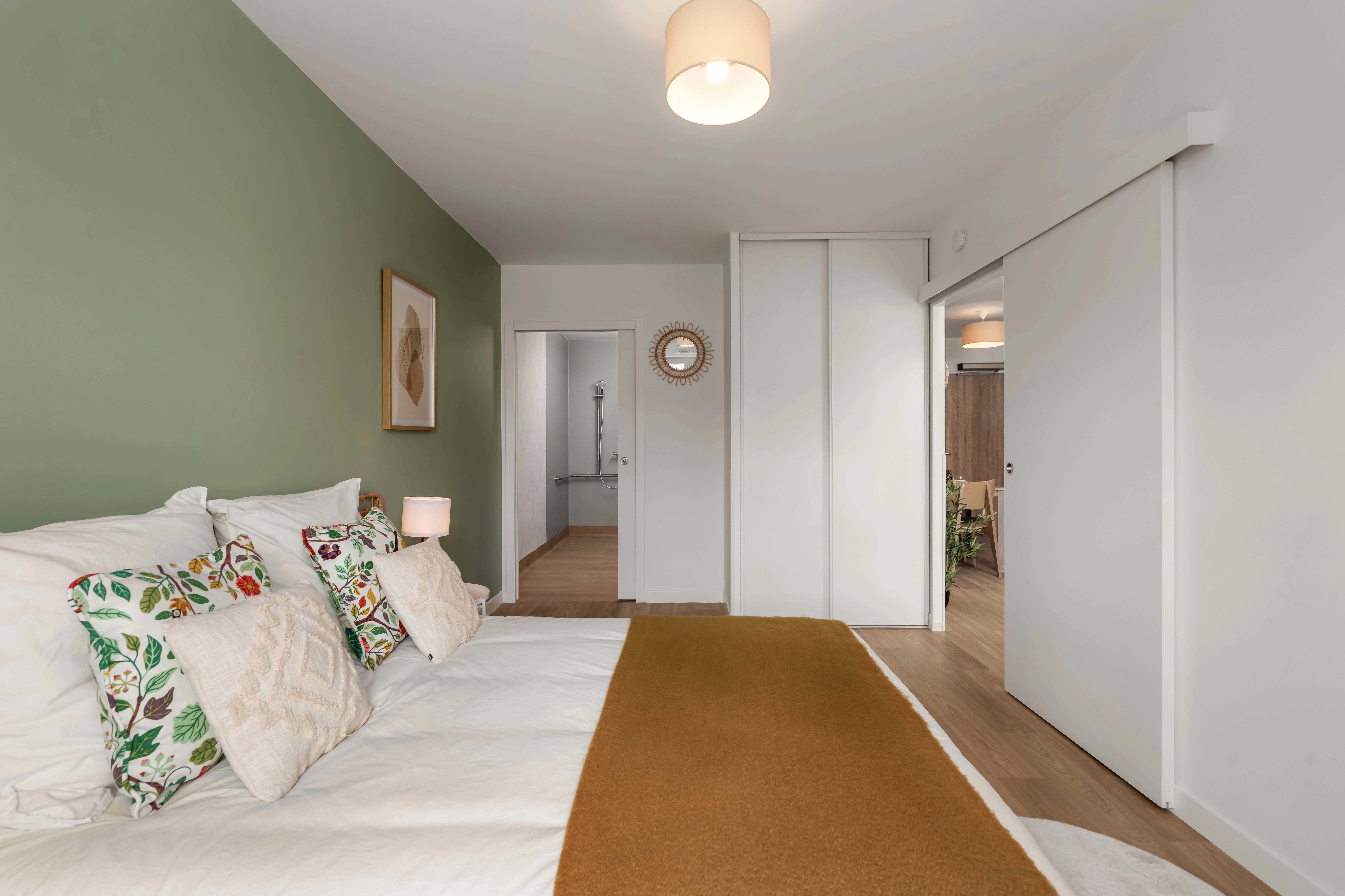 Chambre d'un appartement Mobicap à Draveil avec mur coloré