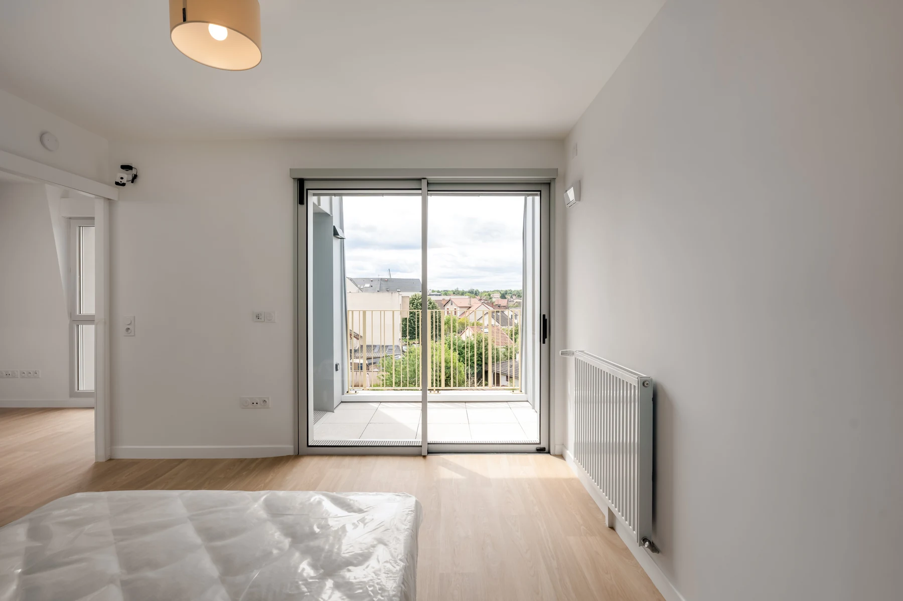 Séjour d'un appartement Mobicap ouvert sur le balcon