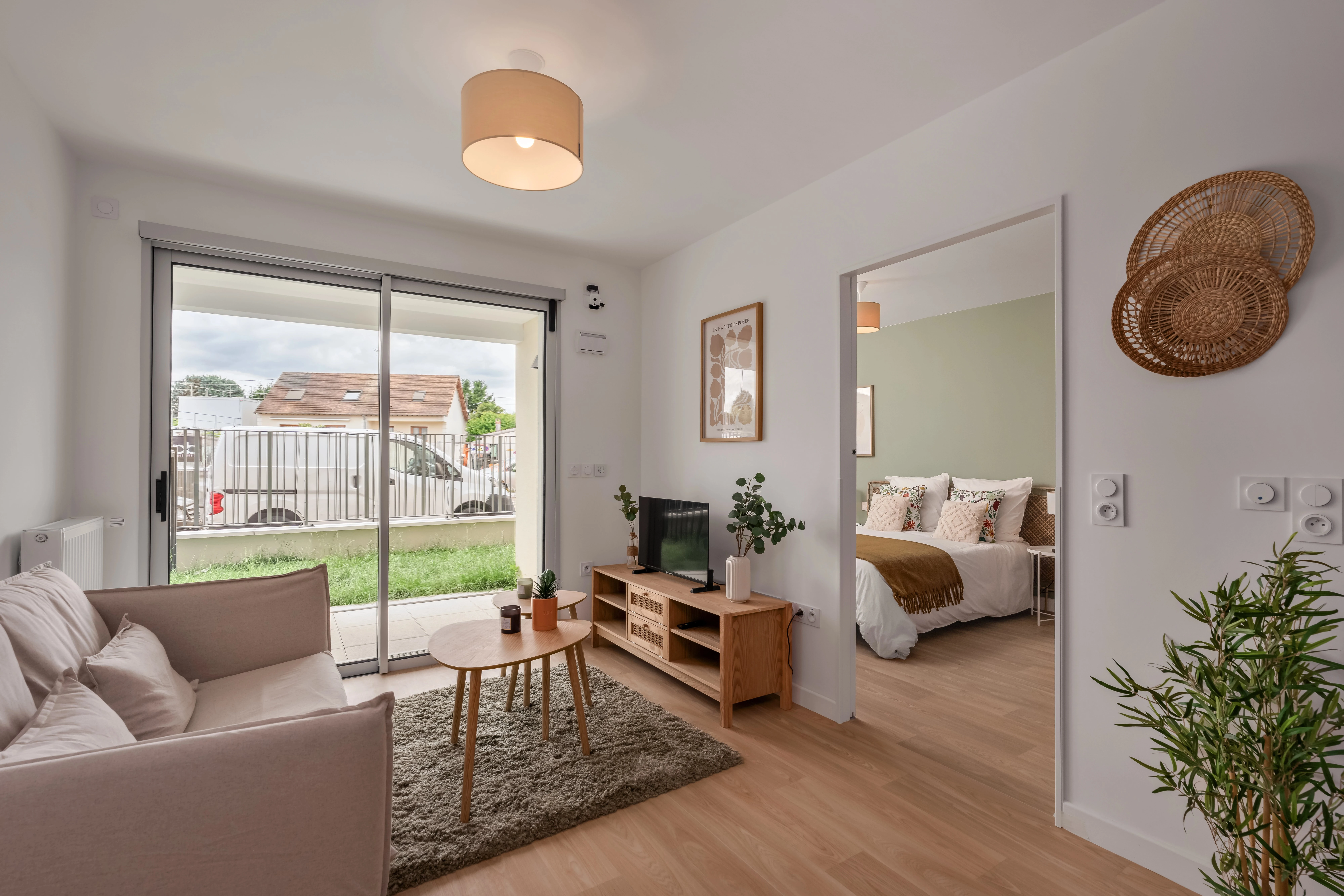 Séjour d'un appartement Mobicap à Draveil ouvert sur le balcon