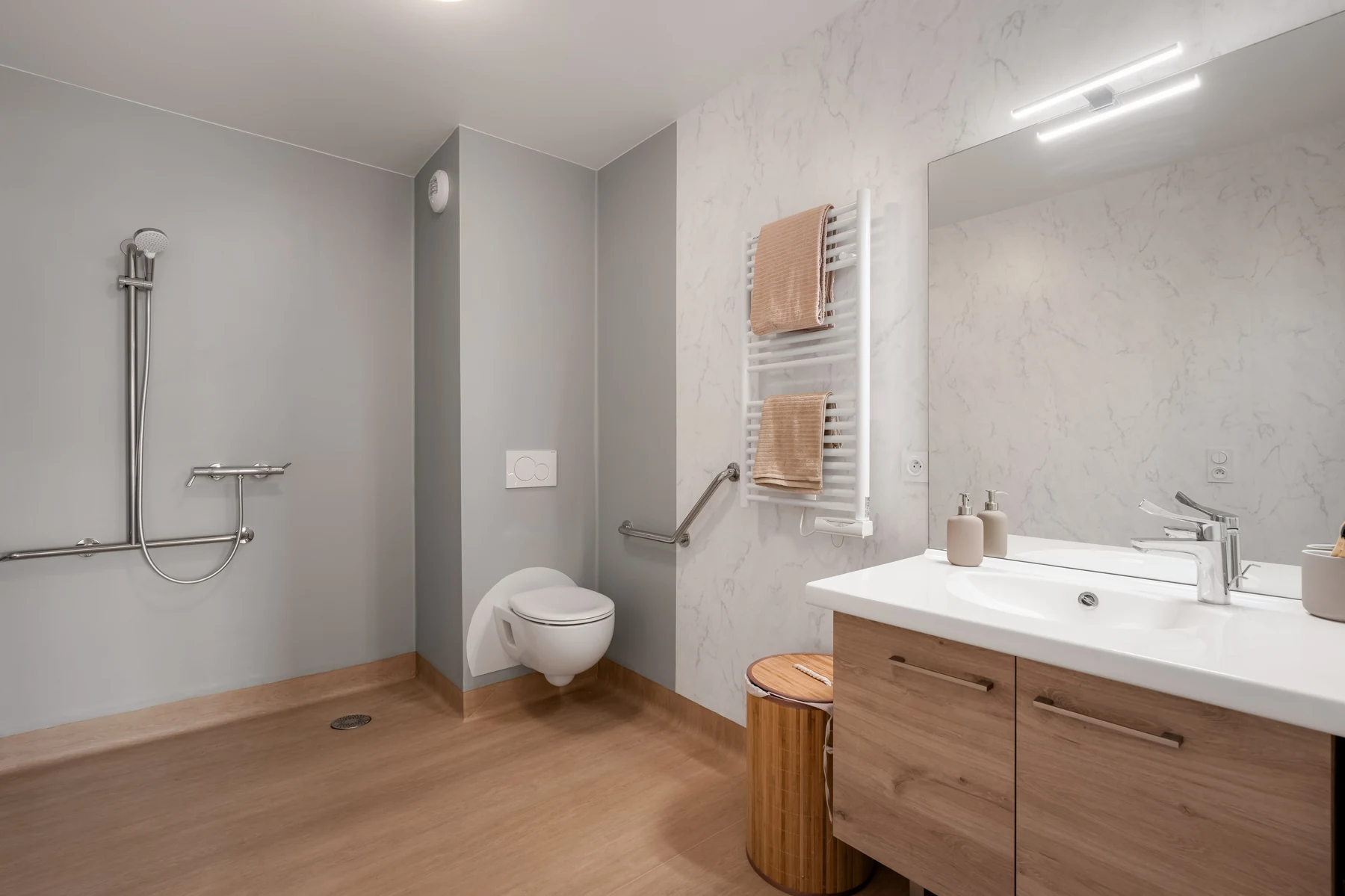 Douche sans seuil d'un appartement Mobicap à Draveil