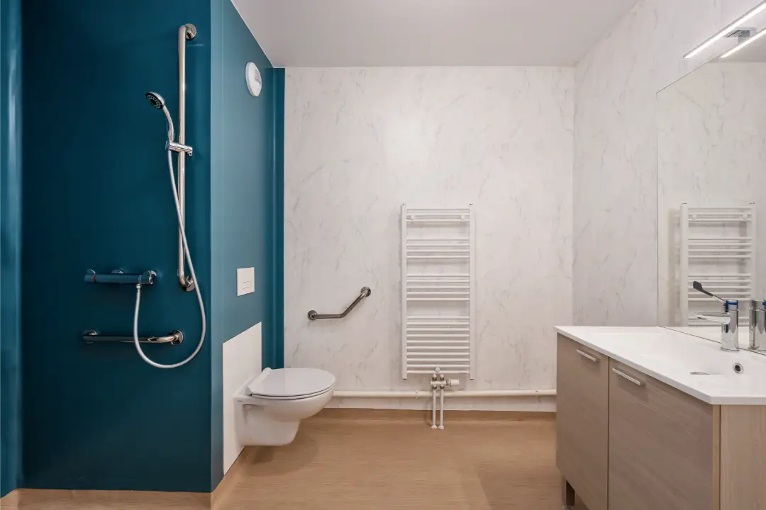 Salle d'eau accessible d'un appartement Mobicap à Dieppe