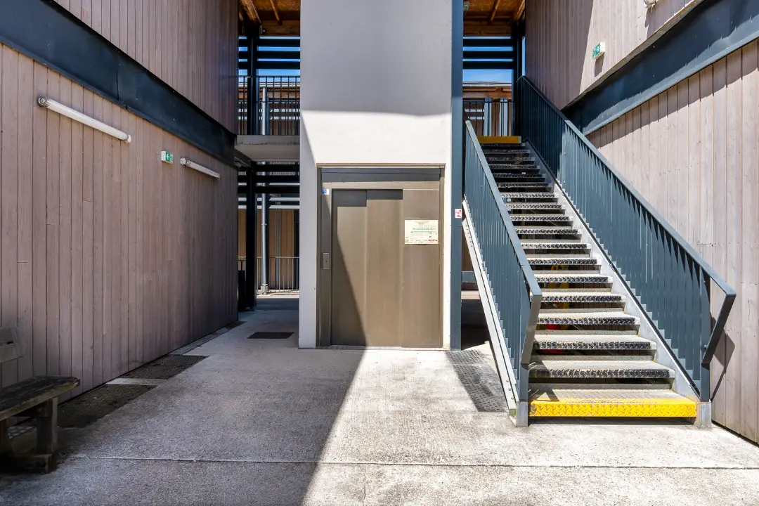 Escalier extérieur et accès d'une résidence Mobicap
