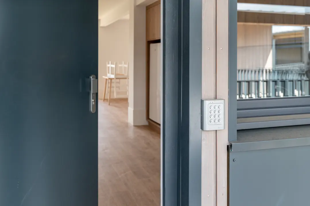 Entrée sécurisée par digicode de la résidence Mobicap à Louviers
