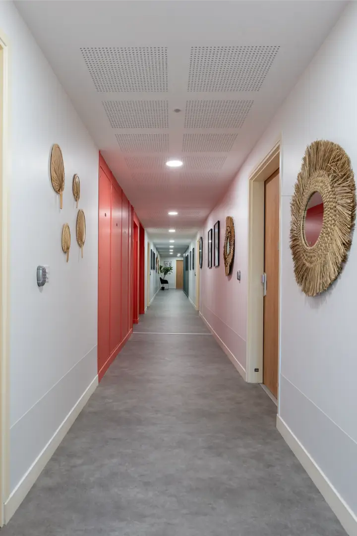 Couloir de circulation large de la résidence Mobicap à Arras