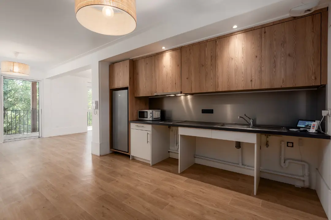 Cuisine ouverte sur le séjour d'un appartement Mobicap à Lys-lez-Lannoy