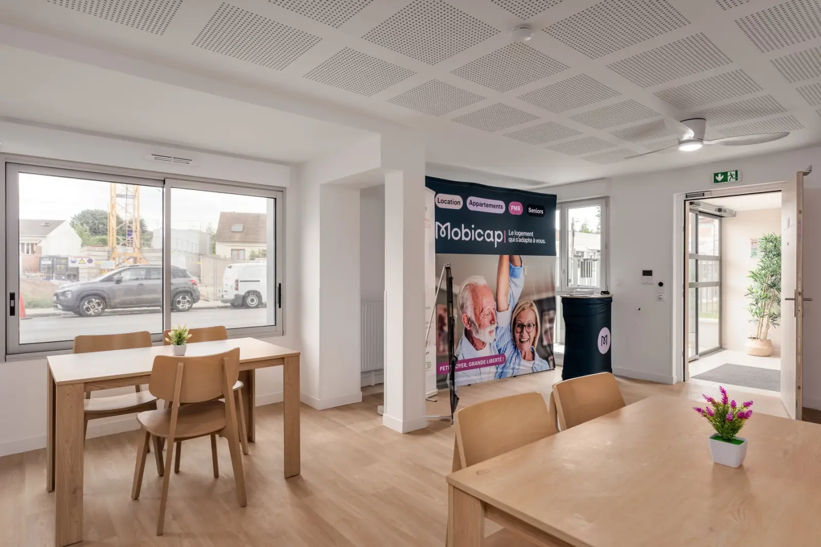 Kiosque d'information dans le hall de la résidence Mobicap à Draveil