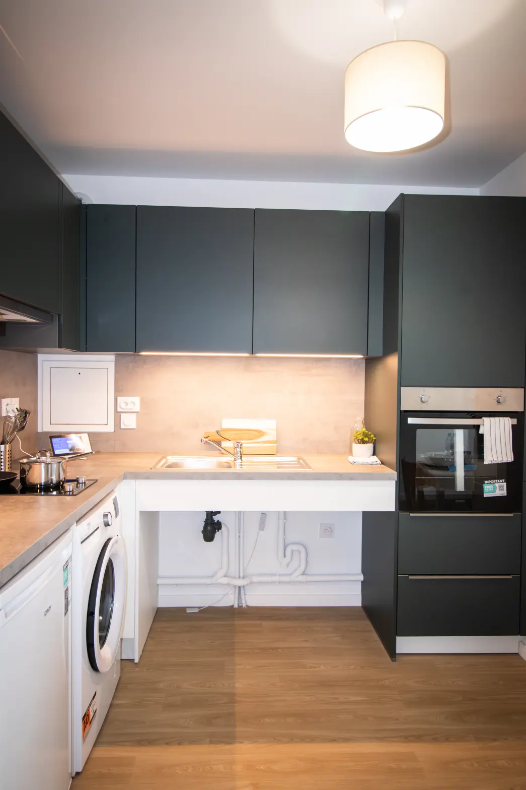 Cuisine équipée avec évier accessible en fauteuil roulant, appartement Mobicap à Orléans