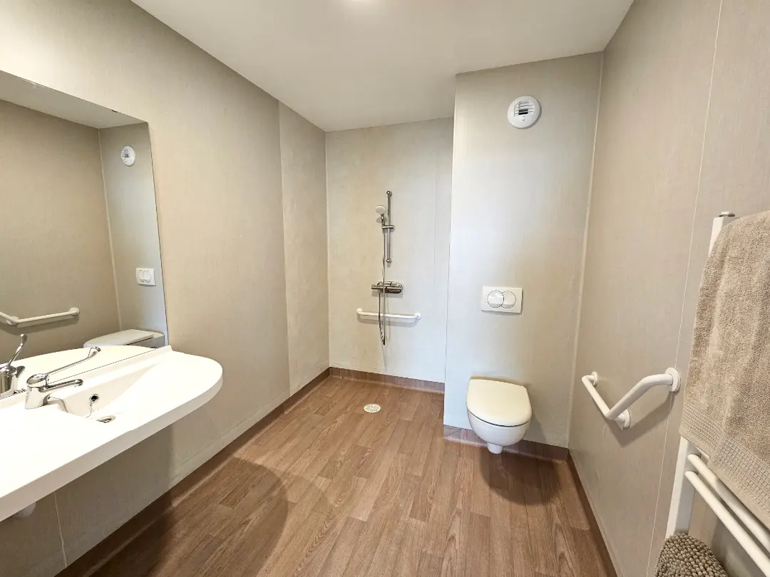 Salle de bain spacieuse adaptée aux personnes à mobilité réduite, Mobicap Bourges