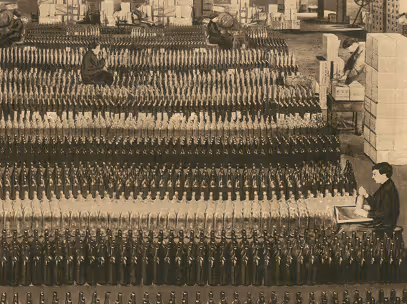 Vue intérieure d'une usine avec plusieurs rangées de bouteilles en verre alignées et des ouvriers travaillant assis à des tables.