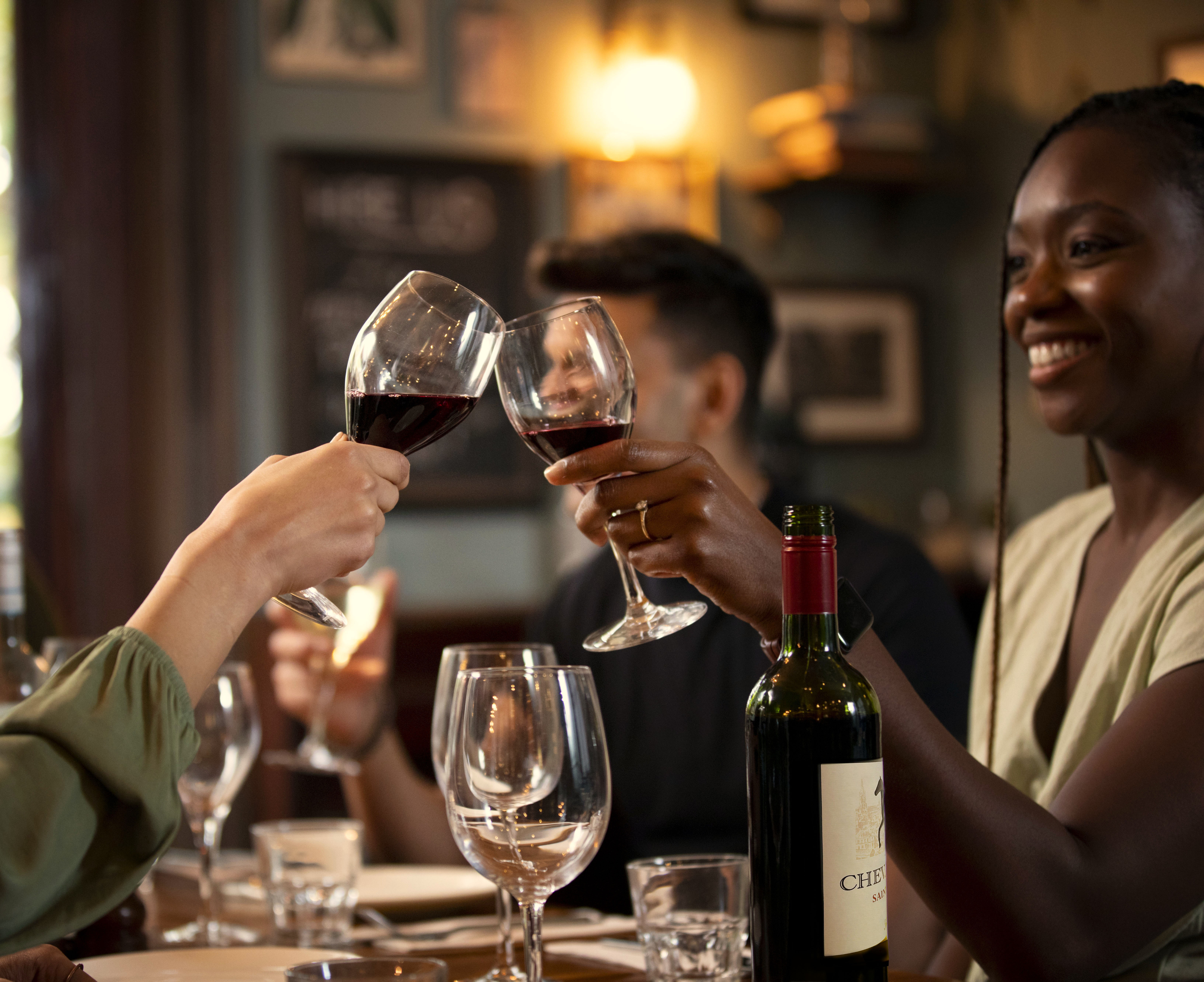 Groupe d'amis buvant du vin Chevla Noir au restaurant