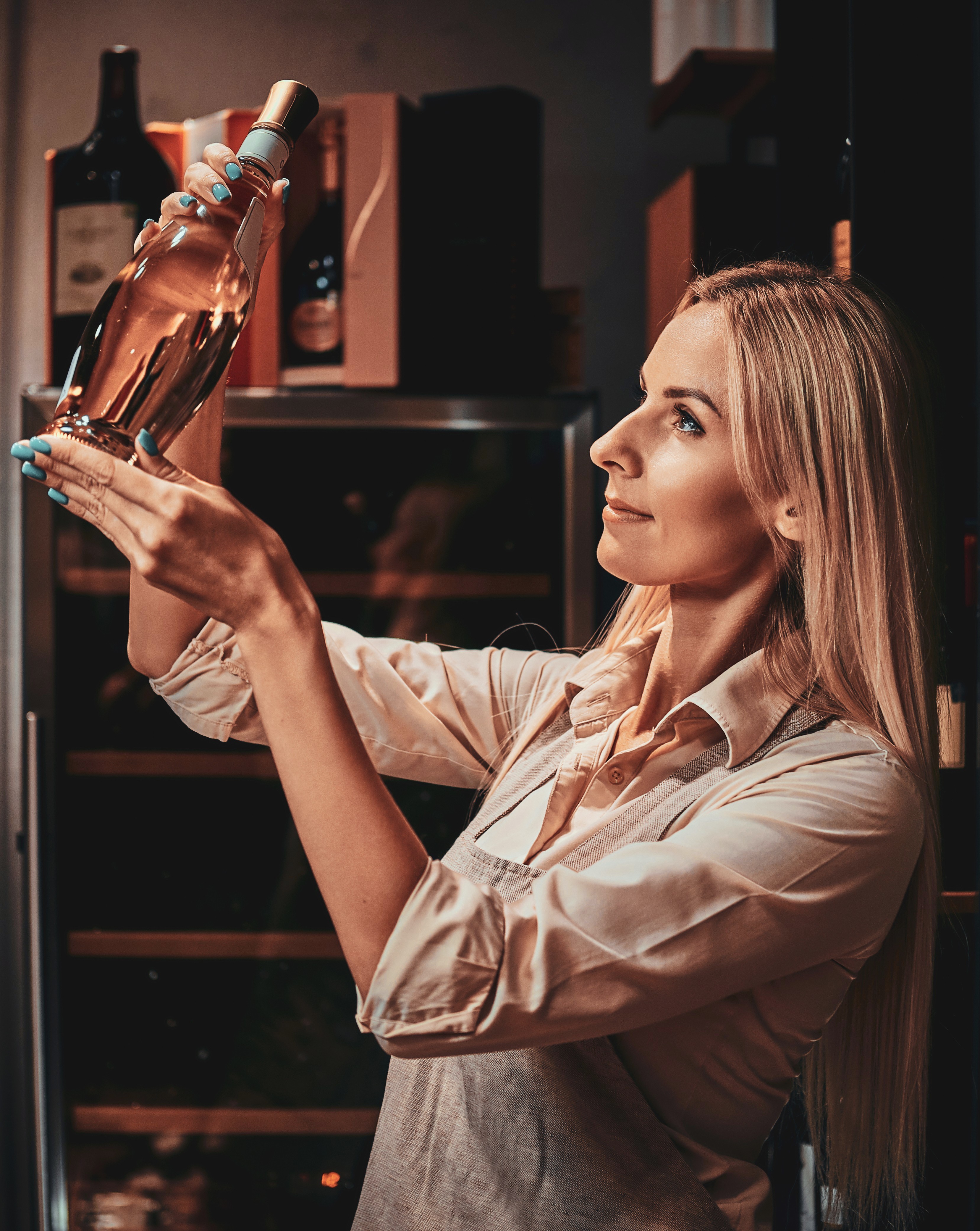 Femme vendant du vin - Vins et spiritueux pour caviste 