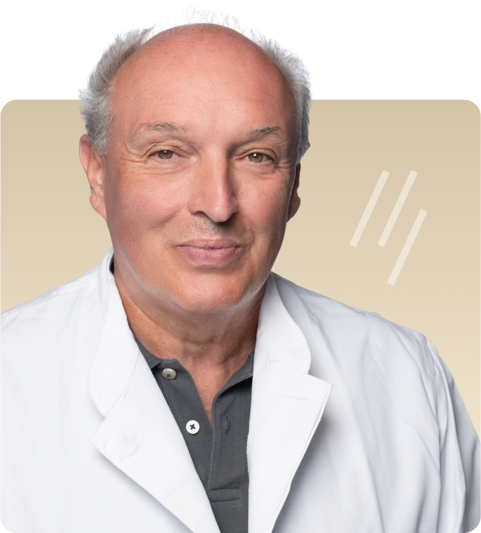 Porträt von Dr. Brandl. Er lächelt freundlich und sympathisch in die Kamera.