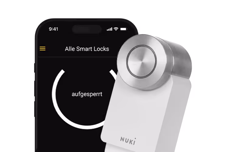 Smartphone mit geöffneter Nuki-App, die ‚aufgesperrt‘ anzeigt, daneben ein silber-weißes Nuki-Smartlock.