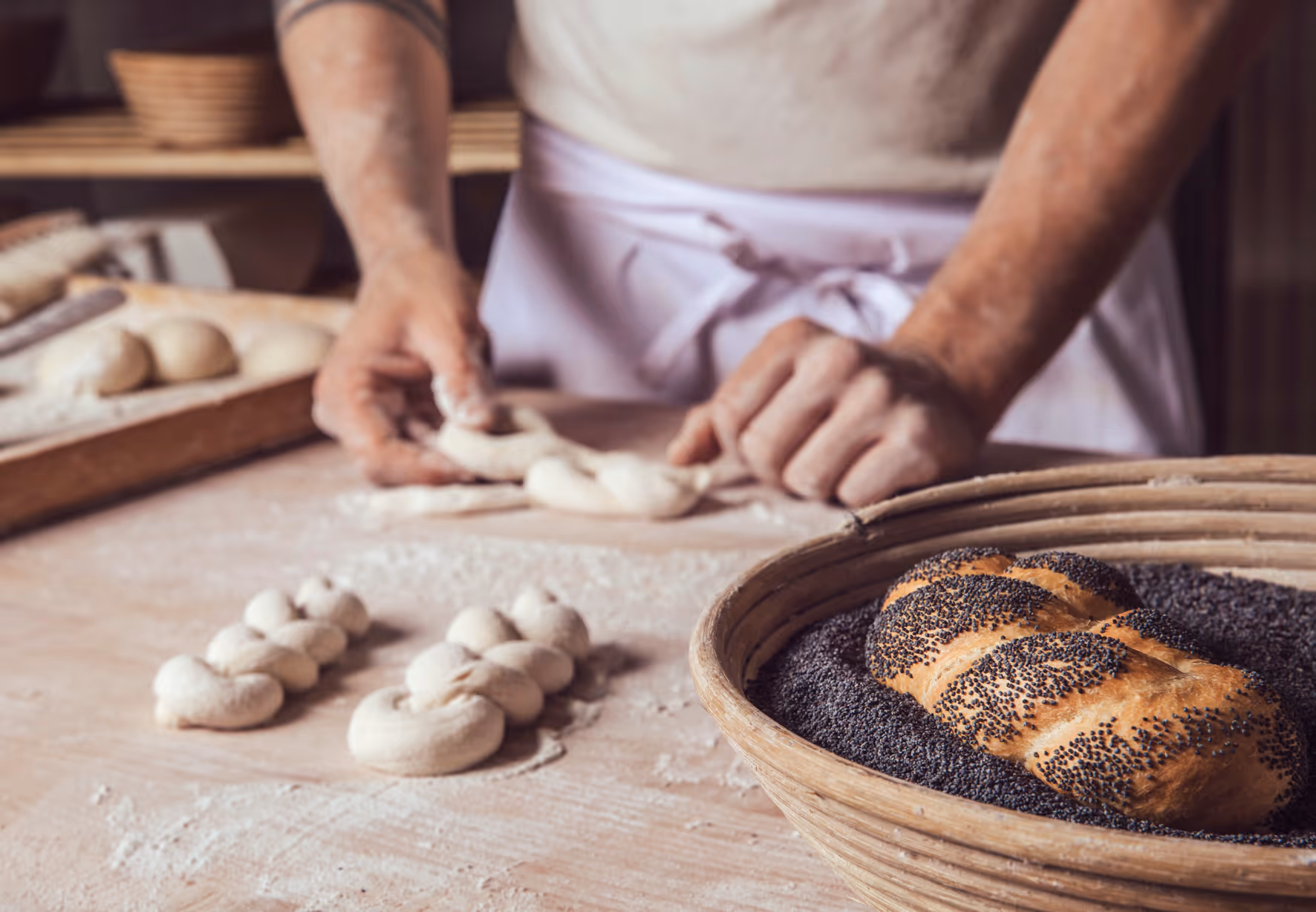 Becker faltet Mohnweckerl