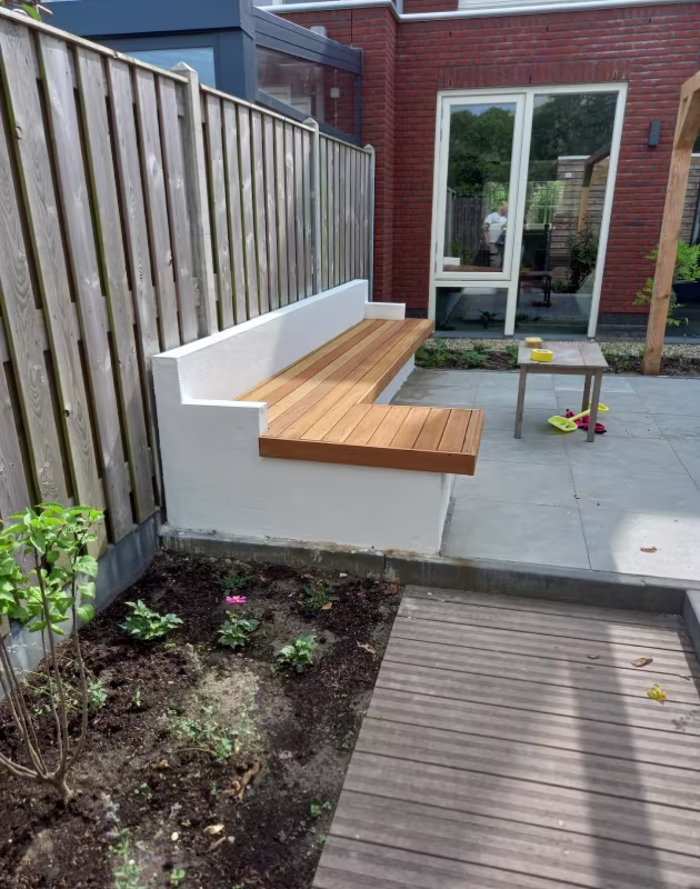 Handgemaakte tuinbank combineert moeiteloos comfort met moderne elegantie
