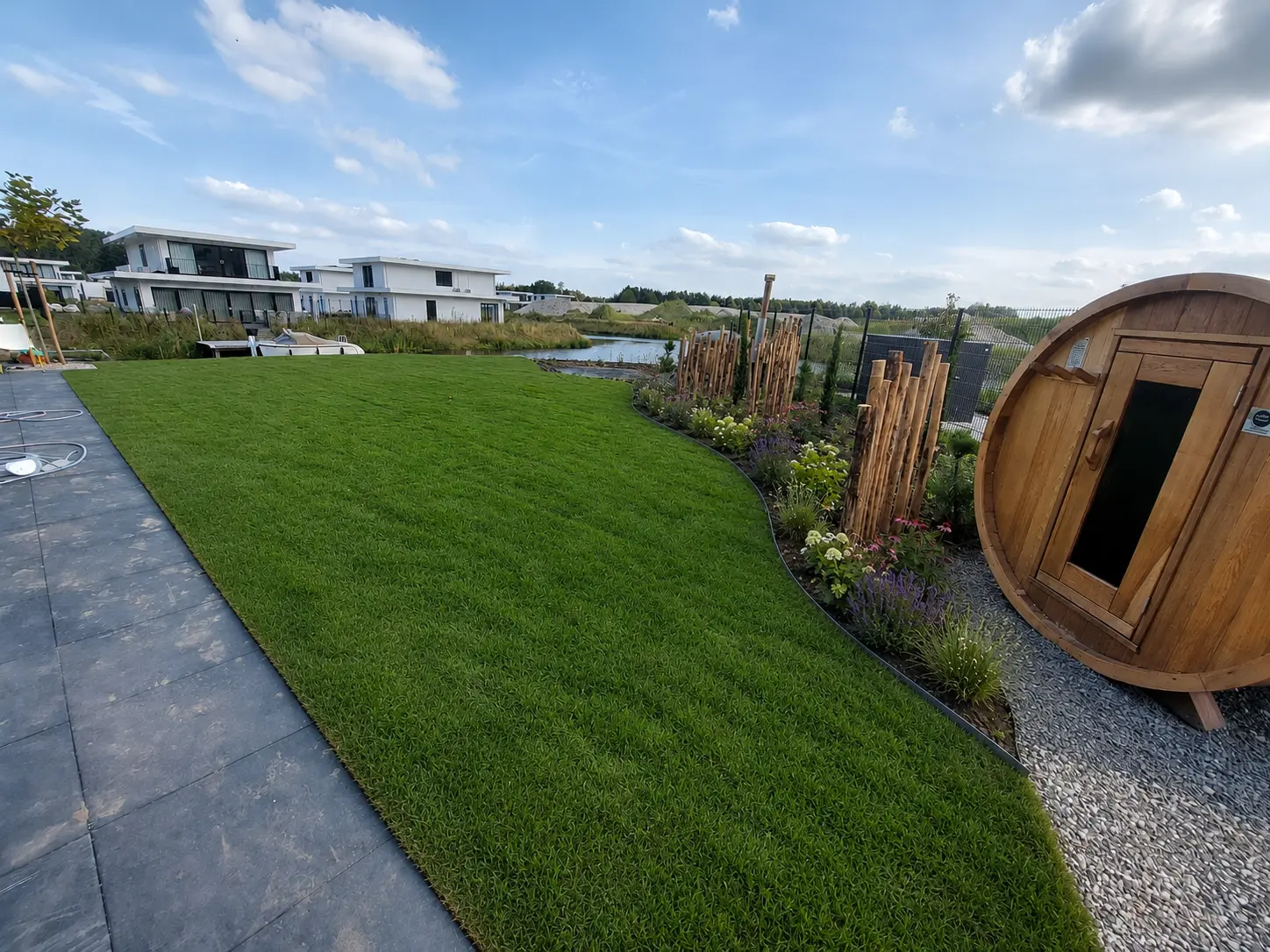 Strakke tuin aan de oever